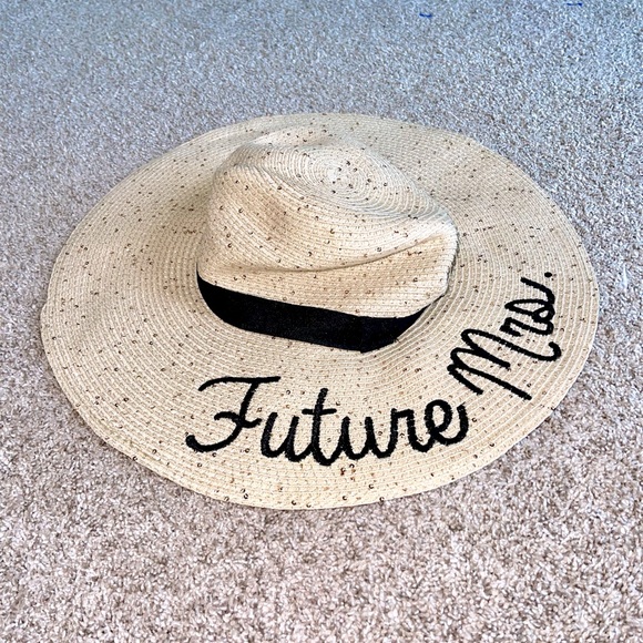 Francescas “Future Mrs” beach hat - one size - Picture 1 of 5
